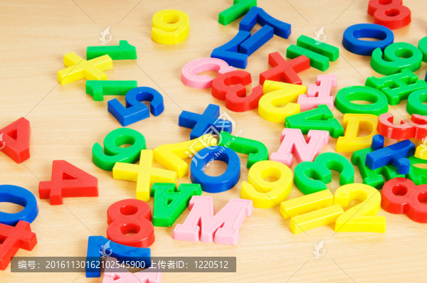 桌上兒童字母和數(shù)字