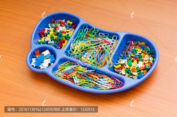 各種彩色辦公用品的持有人