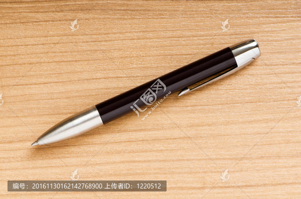 在木制背景上寫(xiě)銀筆