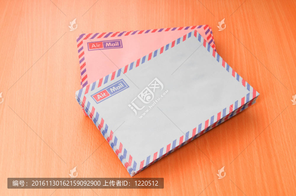 郵件概念與許多信封在桌子上