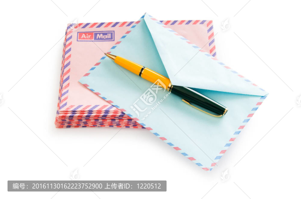 郵件概念與許多信封在桌子上