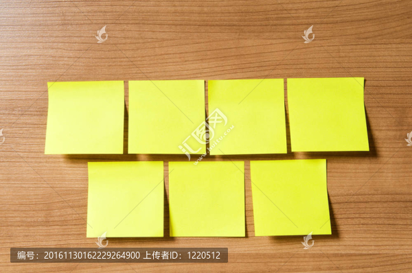 許多提醒筆記的木制背景