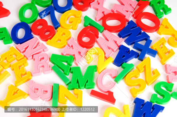桌上兒童字母和數(shù)字
