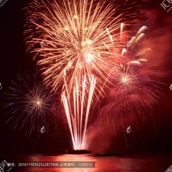 煙花爆竹；敬禮