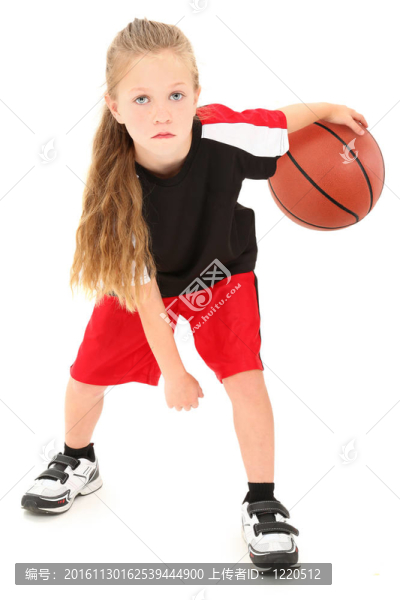 嚴(yán)重的女孩的籃球運(yùn)動員運(yùn)球球均勻兩腿之間的白色背景。