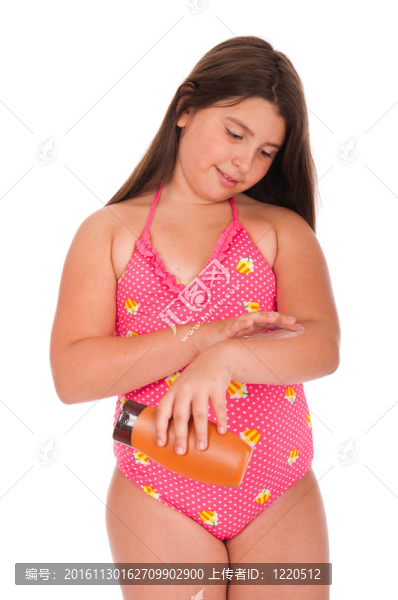 穿泳衣的女孩防曬乳液