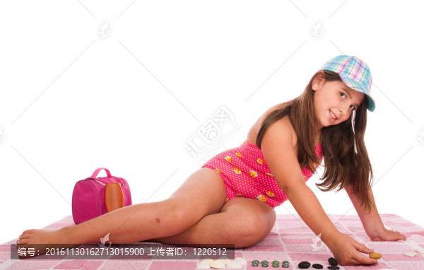 穿泳裝的女孩玩石頭