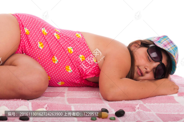 穿泳衣的女孩在沙灘上睡覺