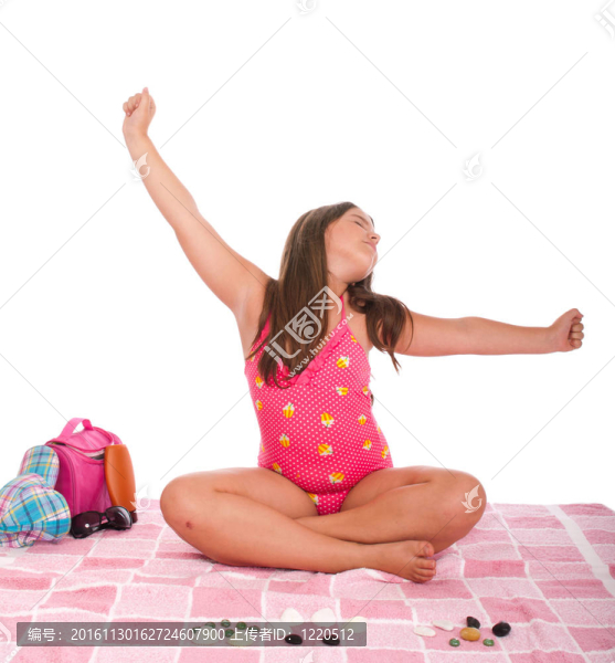 穿泳裝的女孩在沙灘上放松
