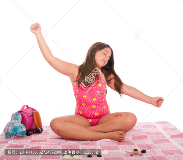 穿泳裝的女孩在沙灘上放松