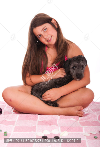 穿泳衣的女孩在海灘上與狗