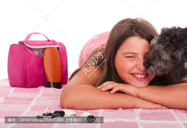 穿泳衣的女孩在海灘上與狗