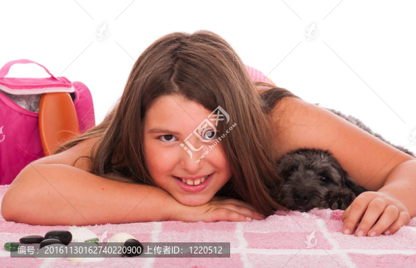 穿泳衣的女孩在海灘上與狗