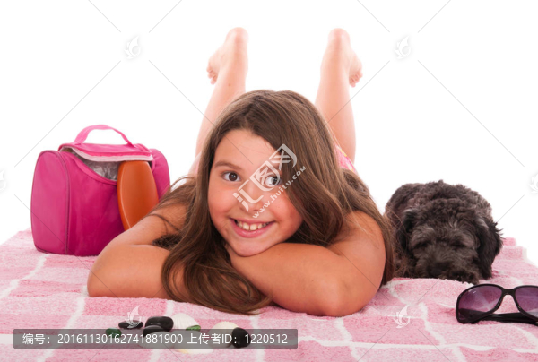 穿泳衣的女孩在海灘上與狗