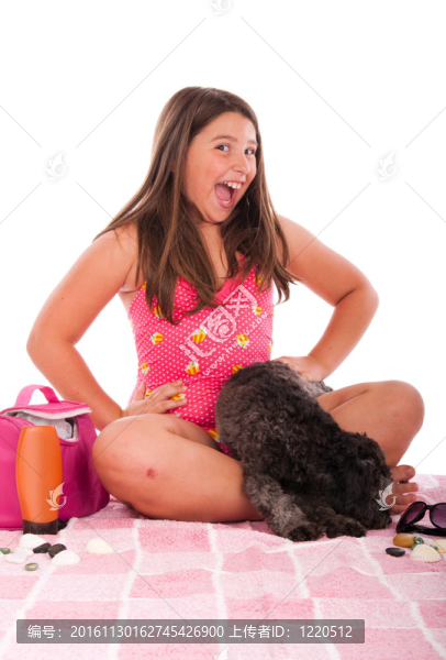 穿泳衣的女孩在海灘上與狗