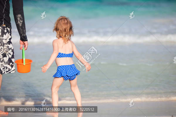 父親和女兒在海灘