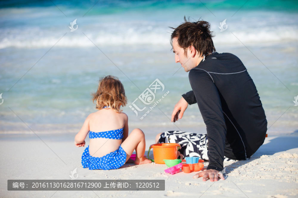 父親和女兒在海灘
