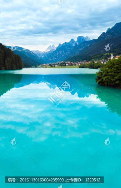 高山夏季湖泊景觀