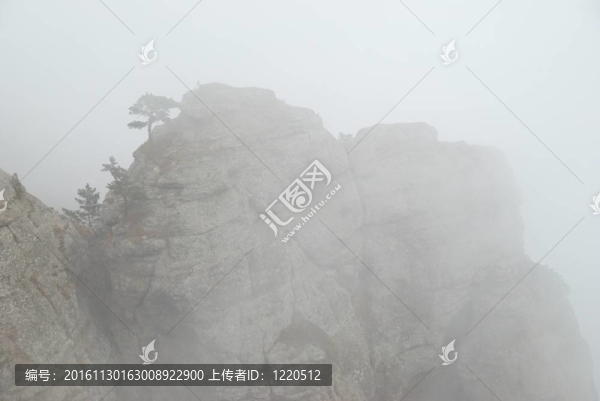山上的薄霧