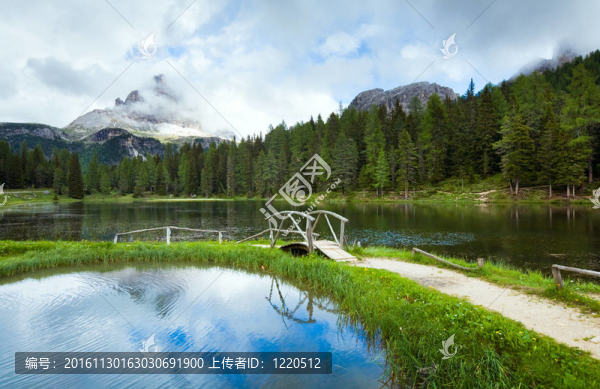 高山夏季湖泊景觀