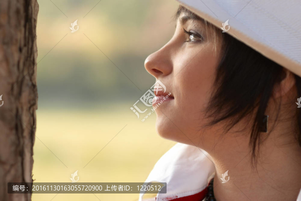 美麗的女孩在白色的帽子