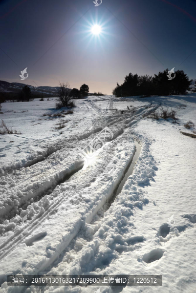 陽光之星的冬天的雪之路。