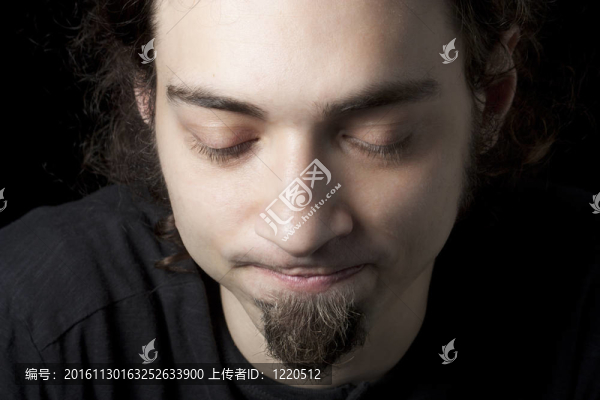 悲傷的男人低頭