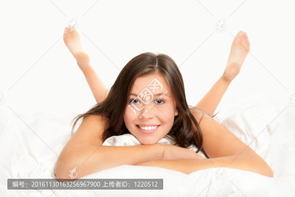 美麗的年輕女子躺在床上的畫(huà)像