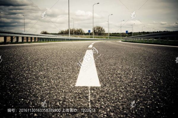 空蕩蕩的公路
