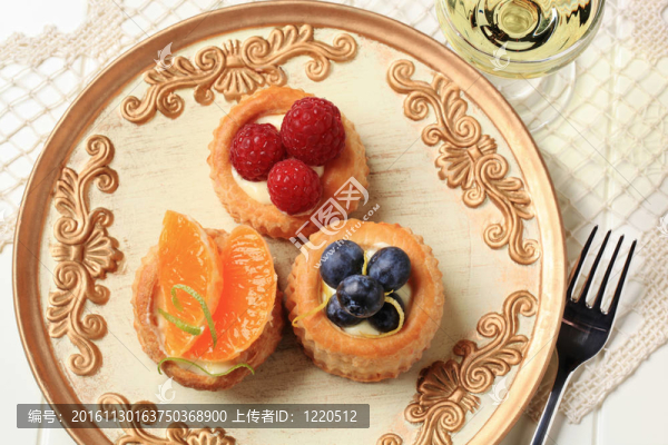 泡芙酥皮點(diǎn)心和水果蛋奶凍