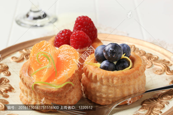 泡芙酥皮點(diǎn)心和水果蛋奶凍