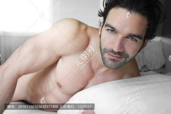微笑的男人在床上