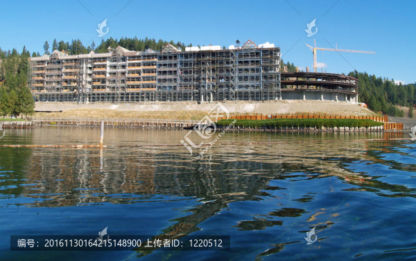 在美國愛達(dá)荷州科達(dá)倫山湖岸邊的一個建筑工地