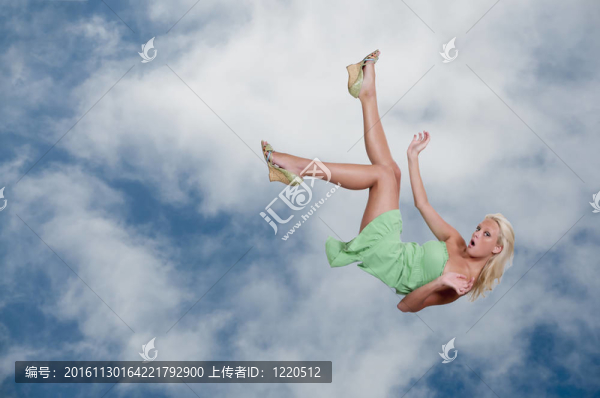 女人從天空墜落