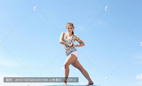 一個(gè)年輕女子做運(yùn)動(dòng)的畫(huà)像