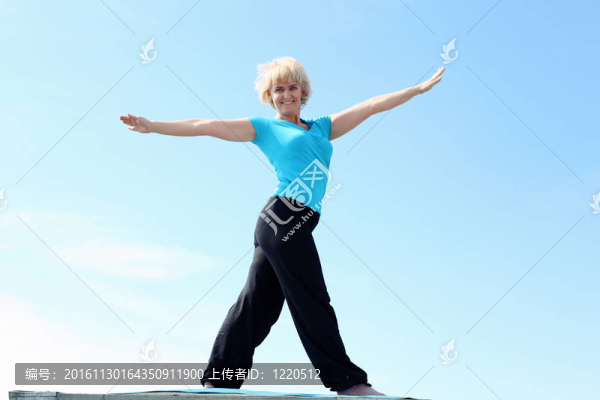 一位做瑜伽的老太太的肖像