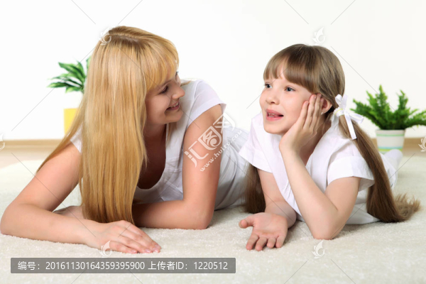 母親與女兒在工作室