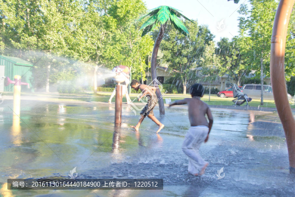 孩子們在一個水飛濺公園玩