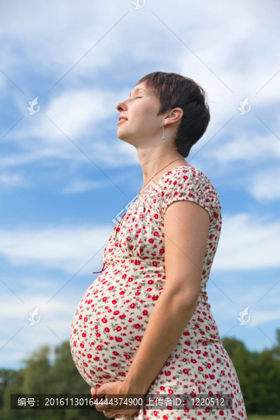閉眼孕婦