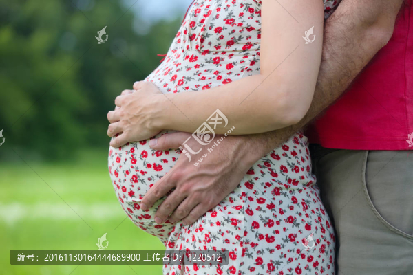 丈夫手上孕婦的肚子