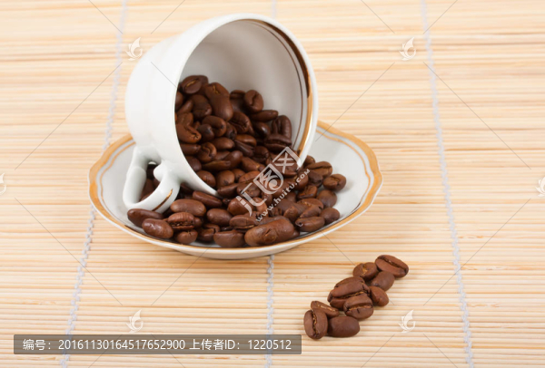 杯子和咖啡豆