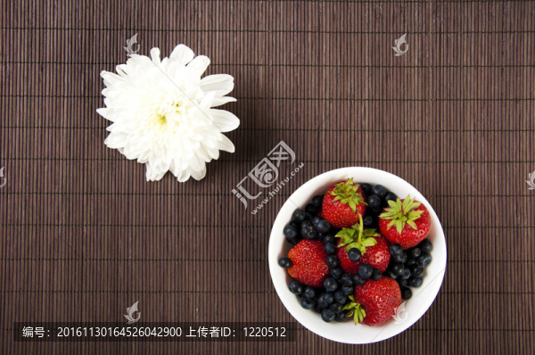桌上的早餐、鮮花和漿果