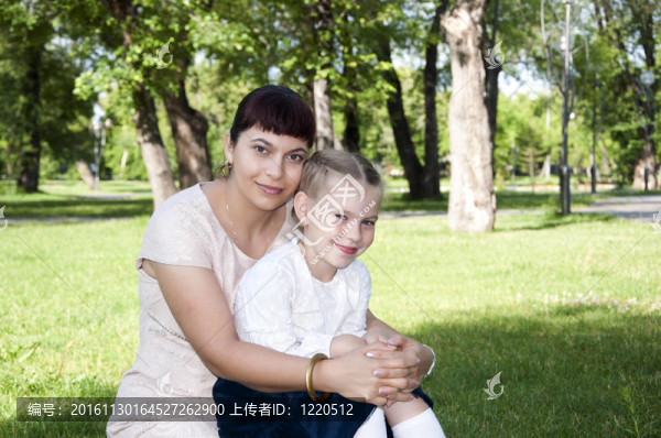 媽媽和女兒在公園里
