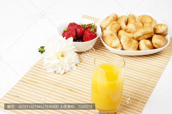 汁；在竹餐巾面包和漿果