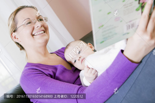 母親和嬰兒男孩閱讀