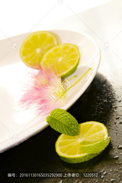 美味的酸橙和薄荷；水滴。