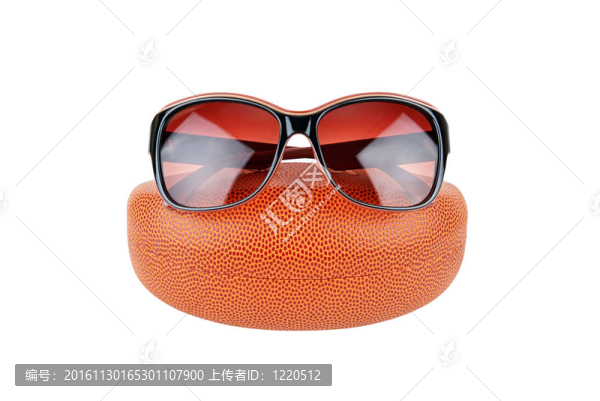 太陽眼鏡和眼鏡盒；孤立在白色背景
