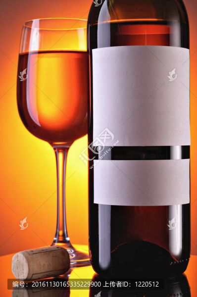 玻璃杯里的酒和一個瓶子