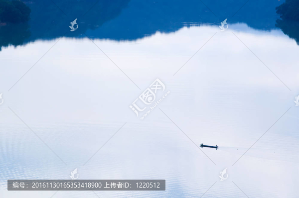 寧靜的早晨湖上的漁夫