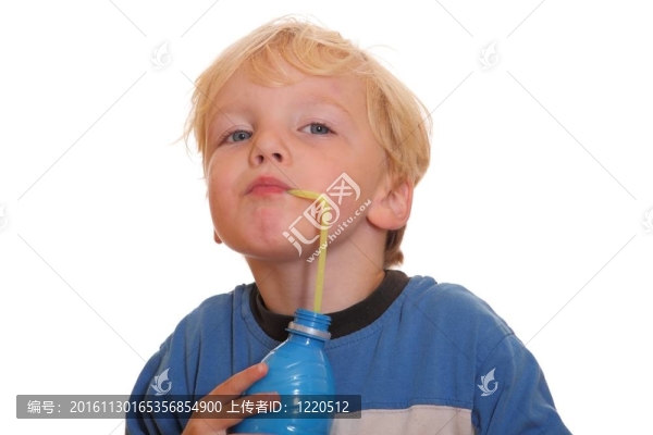 喝酒的男孩